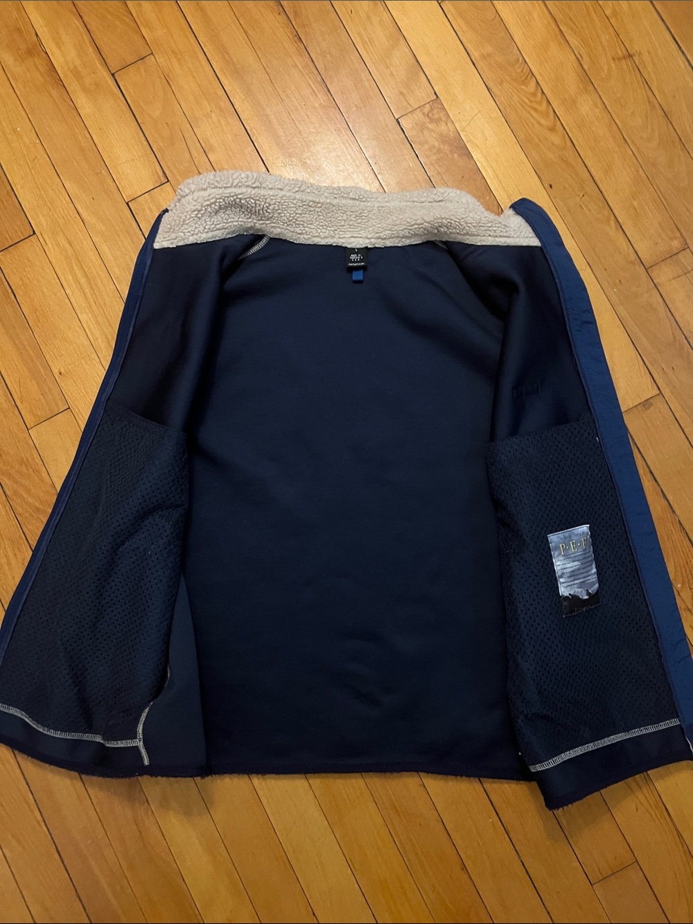 Patagonia Men’s size L  Cream Sherpa Vest with Navy Trim. - Picture 4 of 5